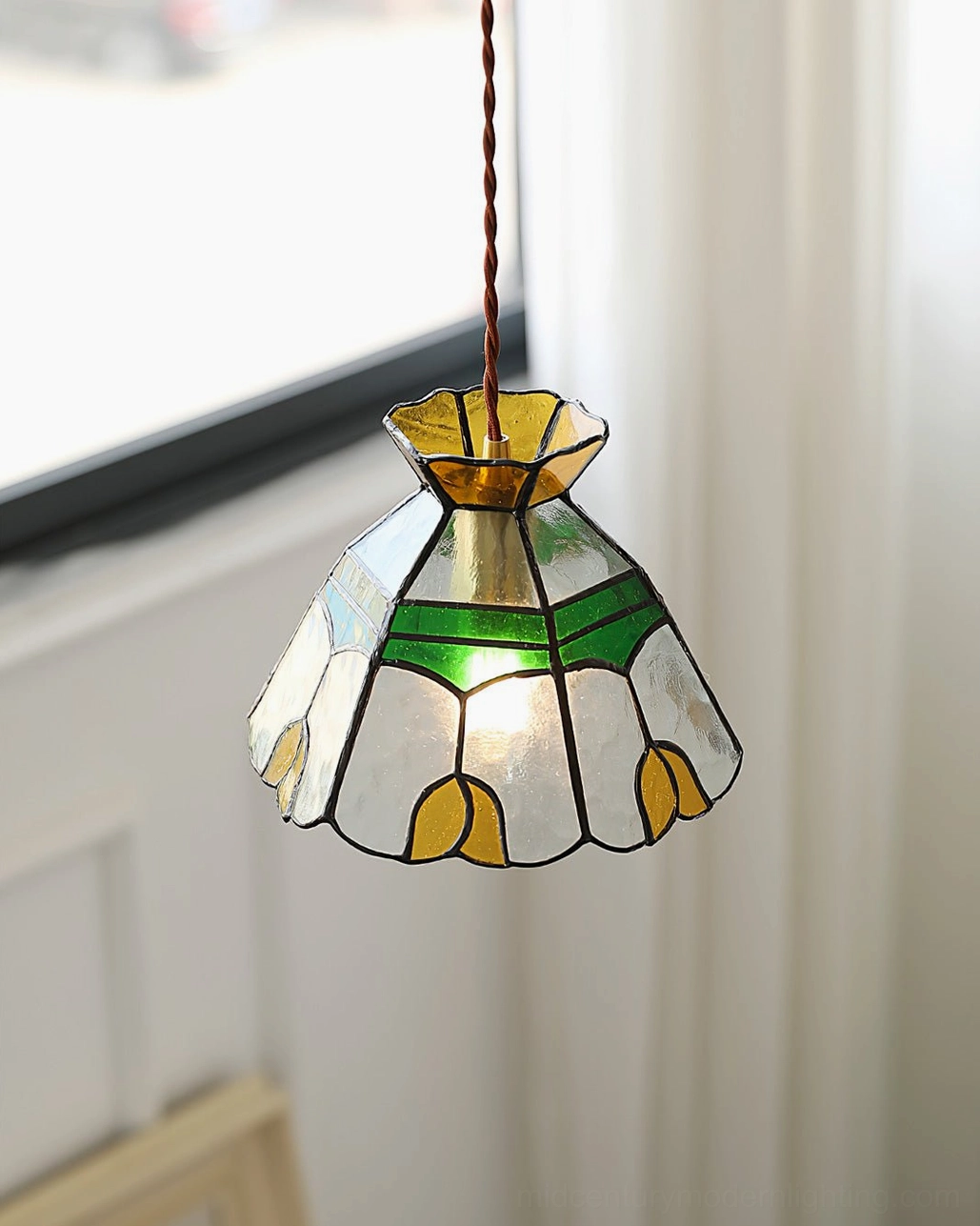 Tiffany-inspired vitral pendant lamp featuring rich color glass and exquisite craftsmanship