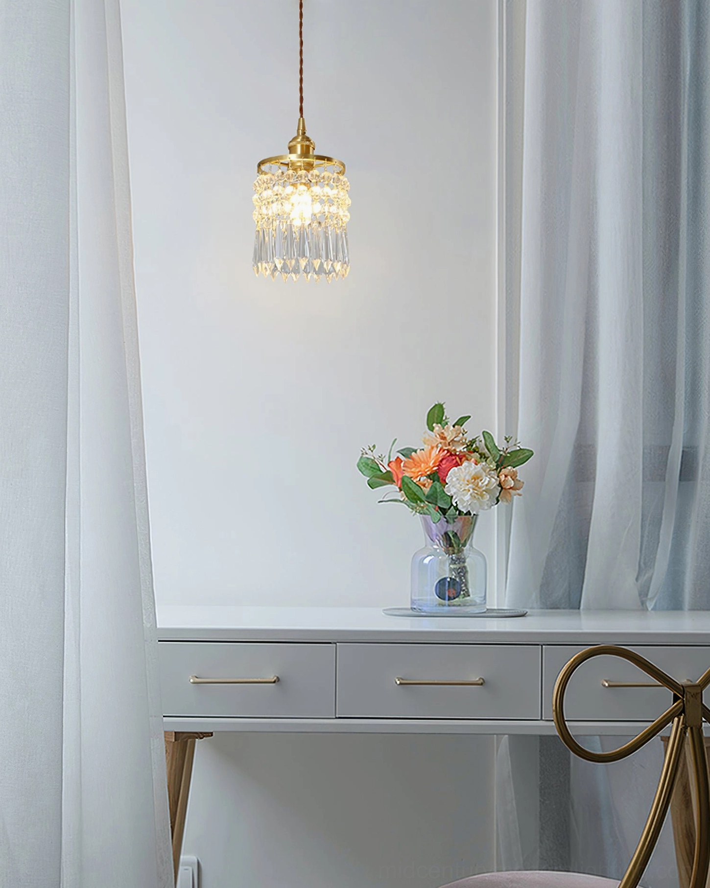 Clear crystal pendant lamp with universal voltage, global compatibility certified