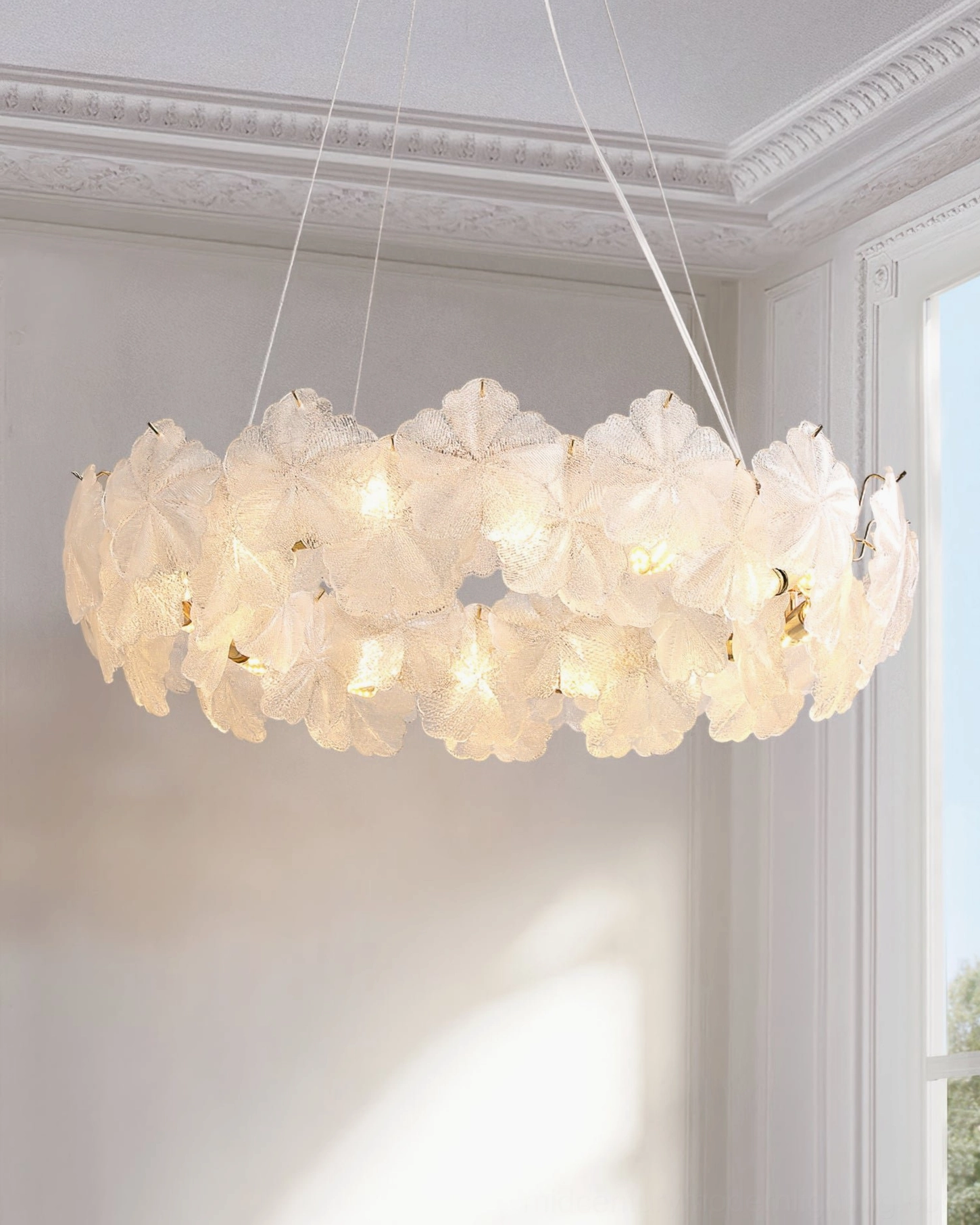 Valery single-ring chandelier side view, gold lamp base, minimalist bright space