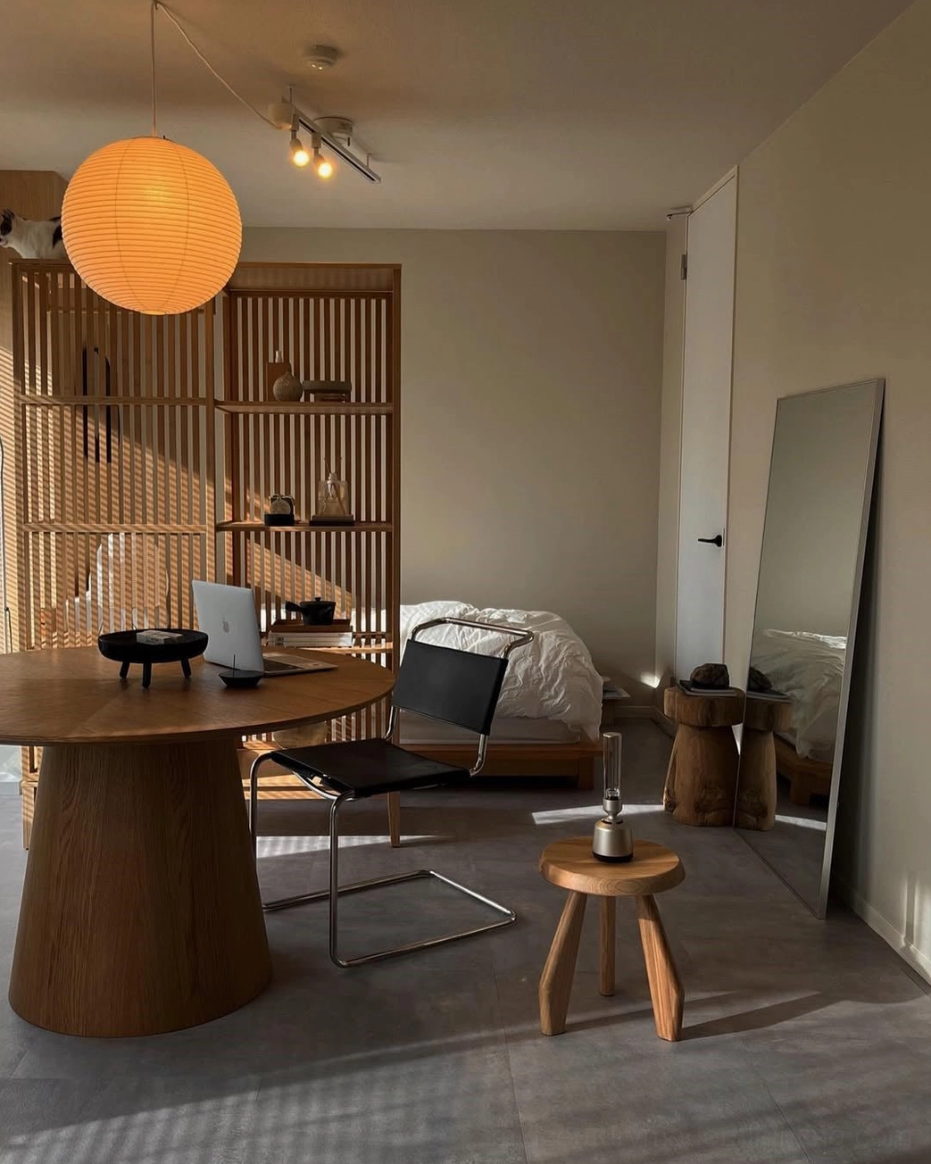Washi paper pendant lamp showing size variation options and design versatility
